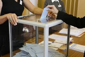 urne électorale où est inséré un bulletin de vote
