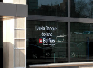 Image illustrant une banque affichant "Dexia devient Belfius".