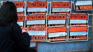 Image d'un panneau avec affiches d'appartements à louer