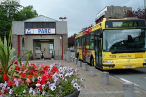 Image d'un bus en liaison avec le métro à Charleroi pour illustrer la mobilité.