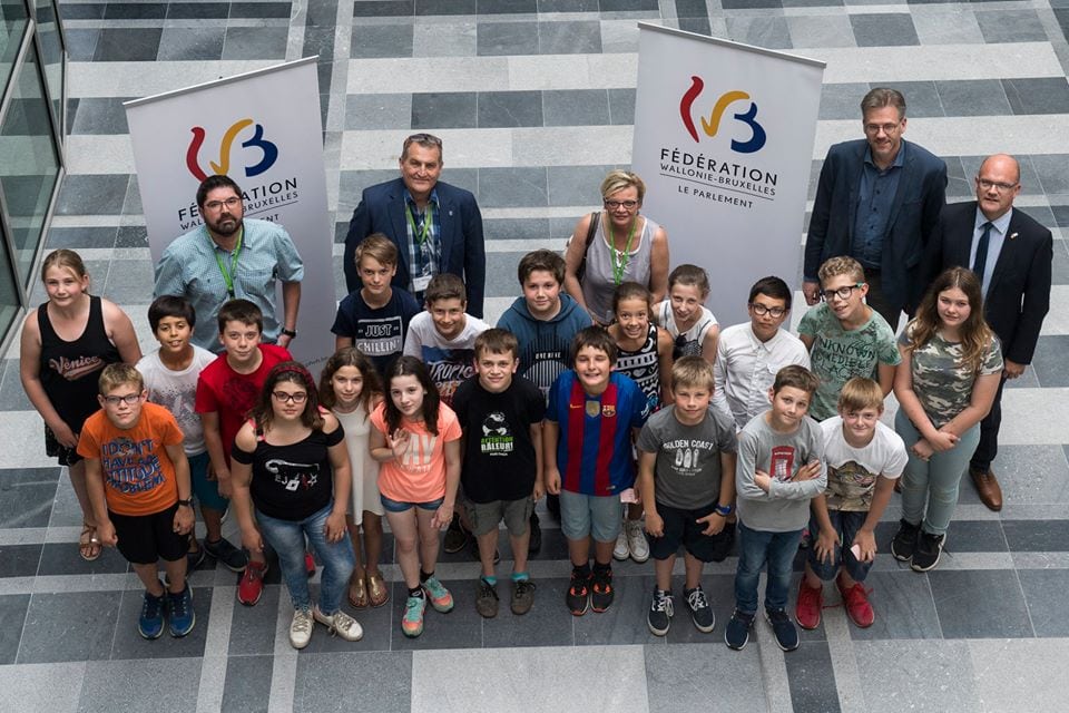 Parlement des enfants: Stéphane Hazée félicite la classe de 6ème primaire de l’école des Deux Châtaigniers à Sombreffe