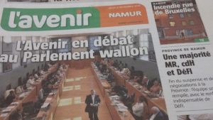 page de couverure / une de L'Avenir du 8/11/18 avec le titre 'L'Avenirr en débat au Parlement wallon"
